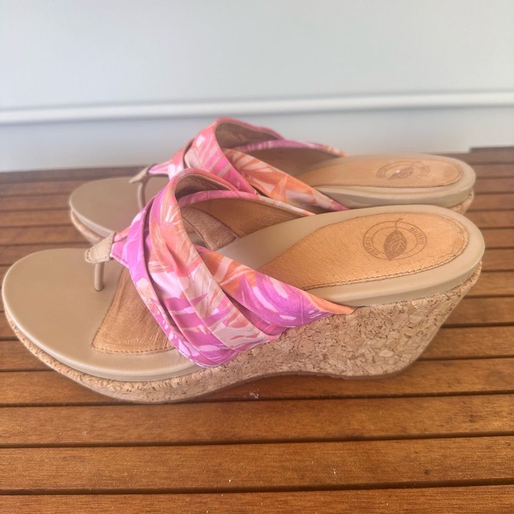 Nurture women’s thong toe fabric wedge sandals size 8.5